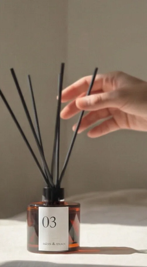 Mano girando las varillas de un difusor