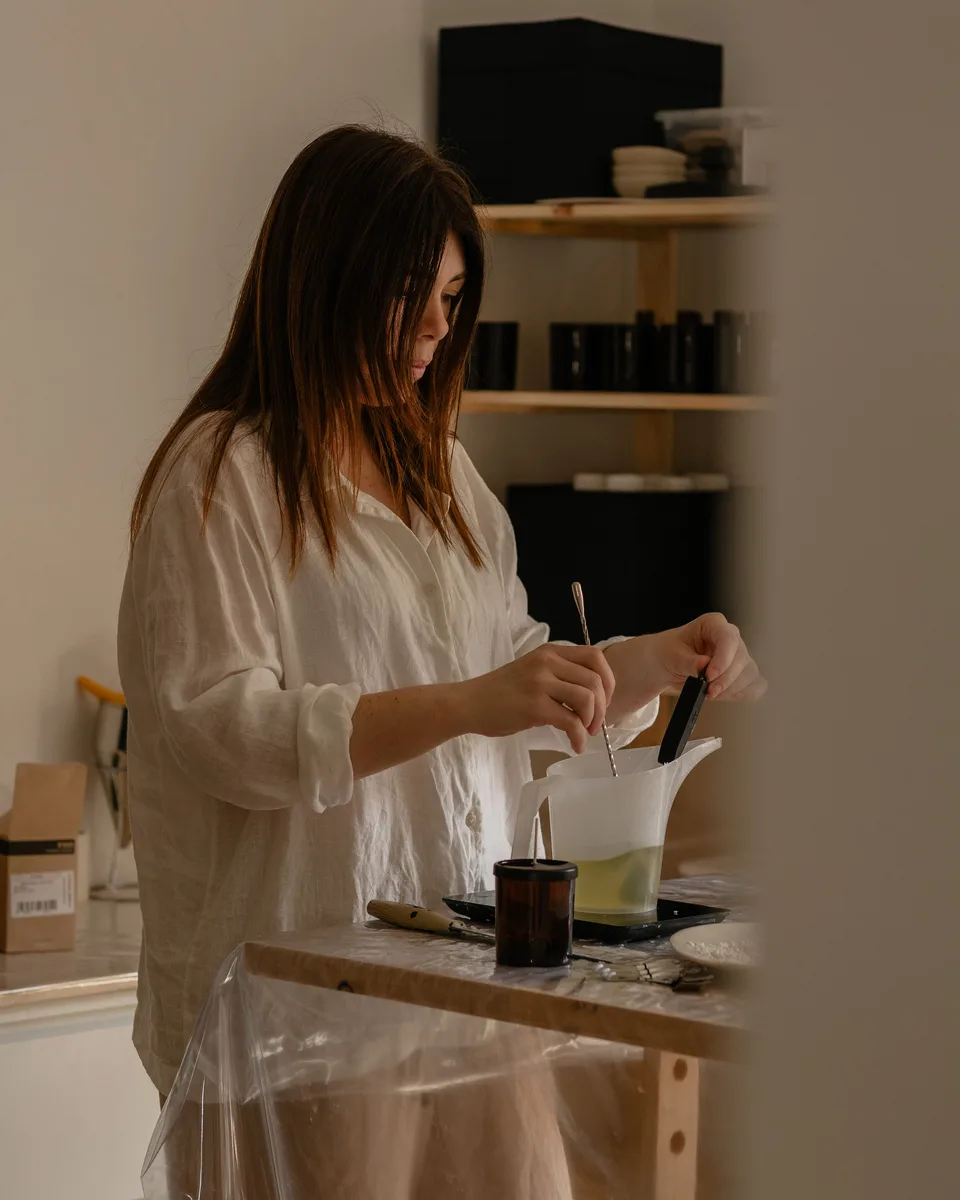 Elaboración artesanal de piezas aromáticas en el taller