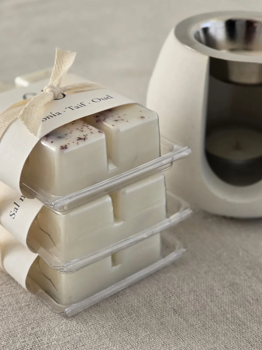 Blísteres de wax melts junto a un quemador de esencias