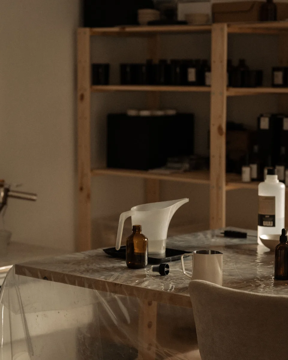 Taller de perfumería de hogar con estanterías y frascos